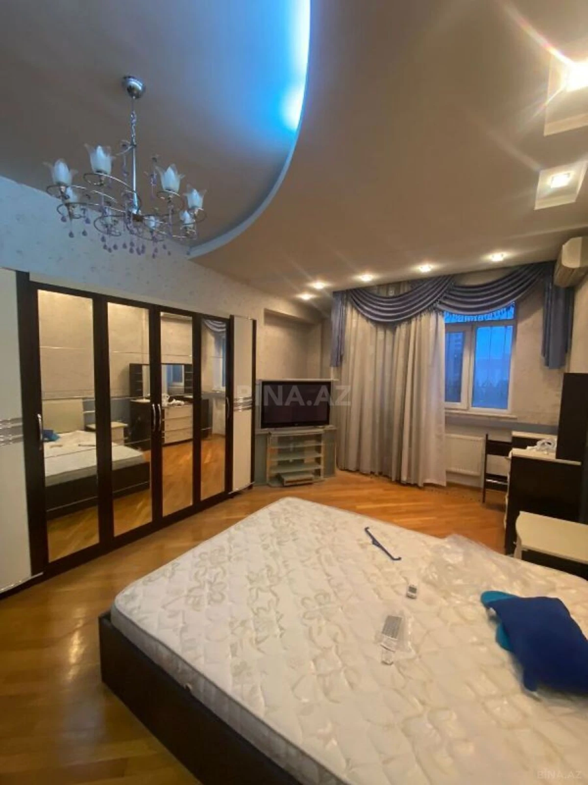 Satılır 4 otaqlı mənzil 177 m²