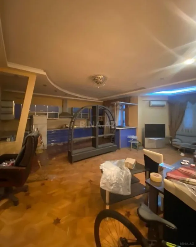 Satılır 4 otaqlı mənzil 177 m²