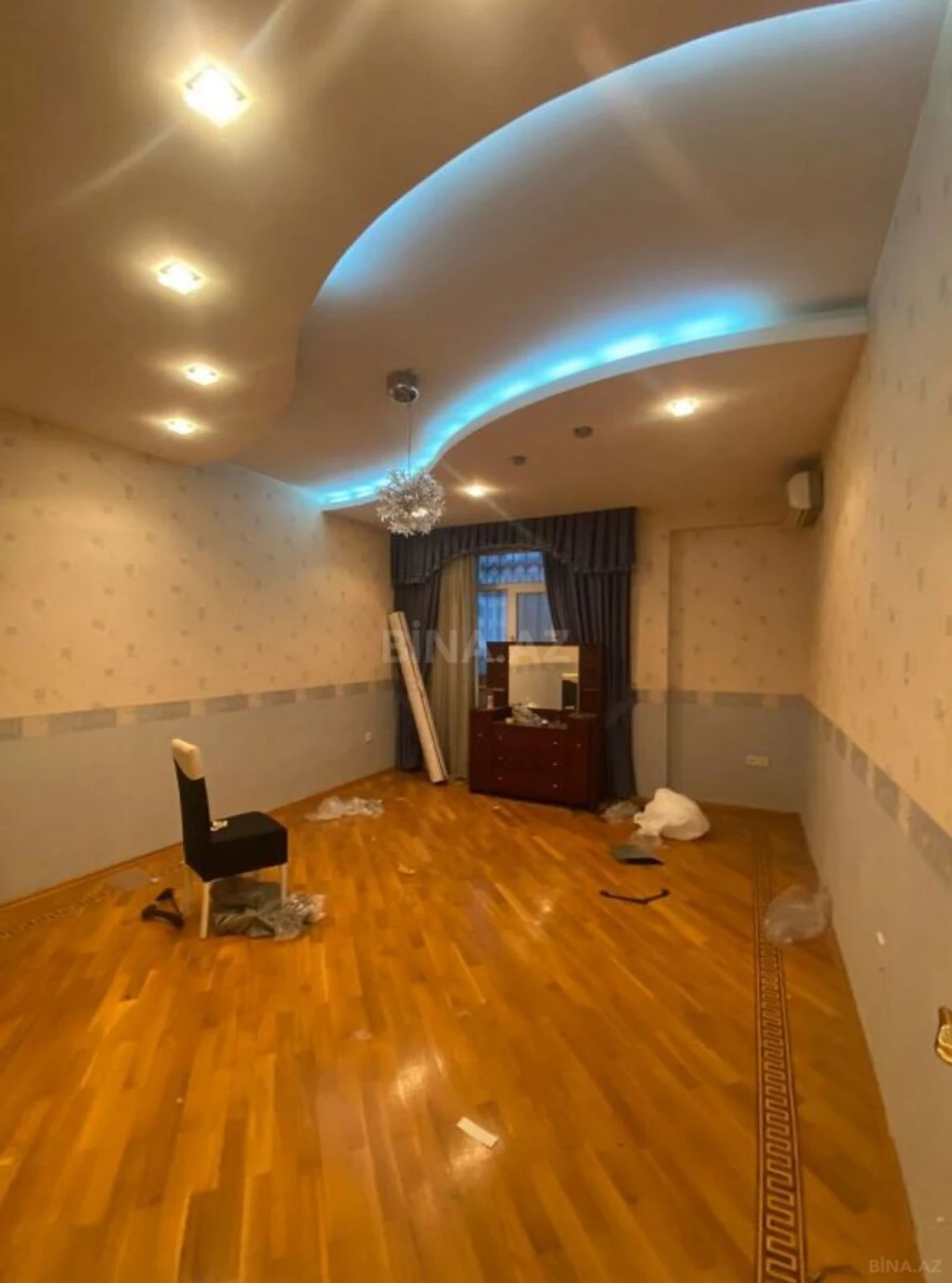 Satılır 4 otaqlı mənzil 177 m²