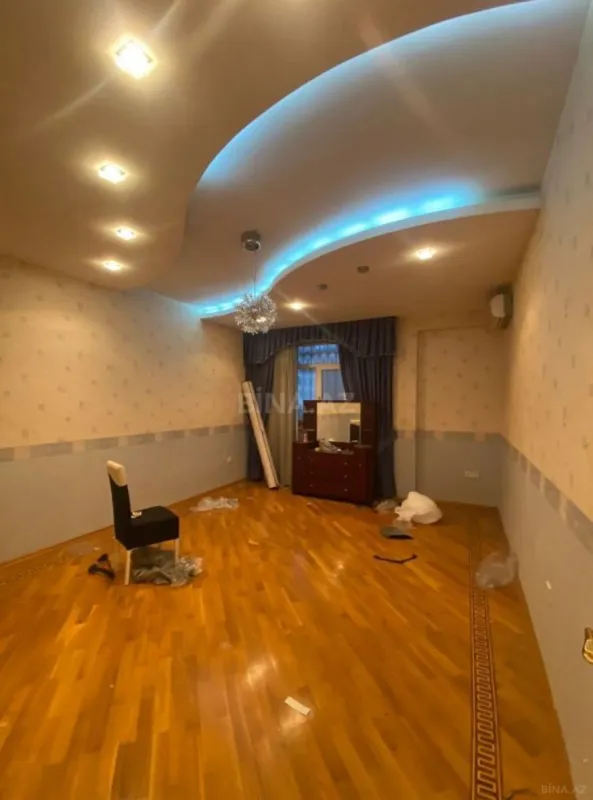 Satılır 4 otaqlı mənzil 177 m²