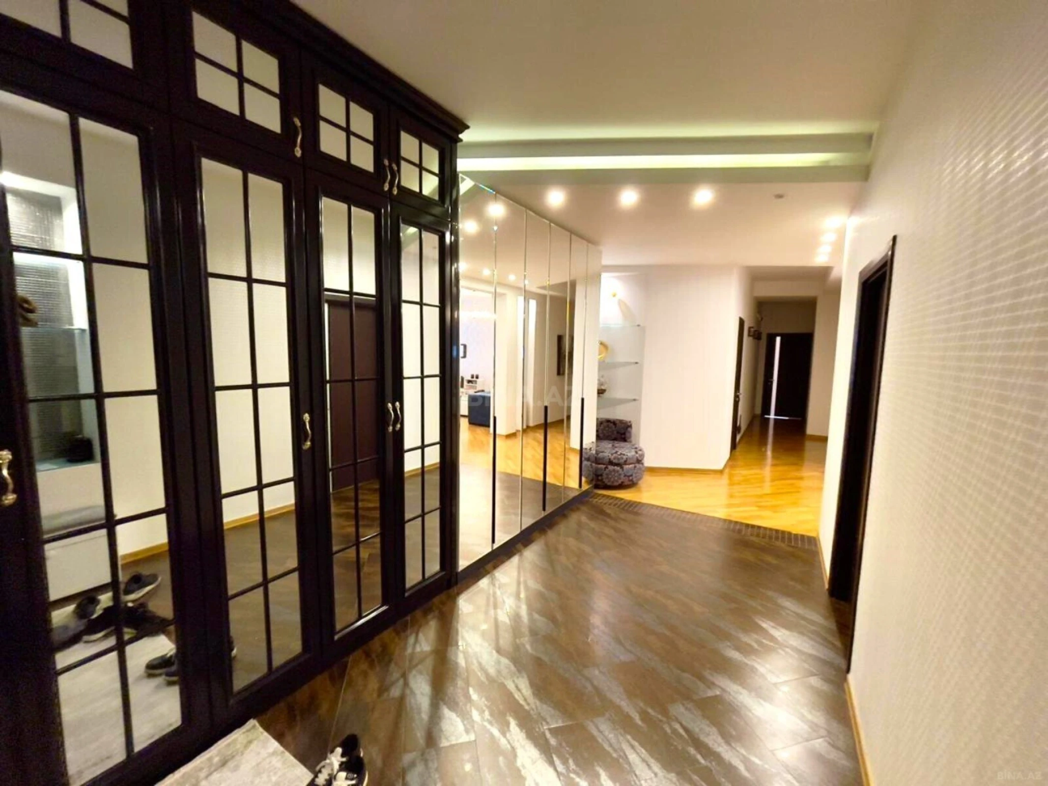 Satılır 4 otaqlı mənzil 225 m²