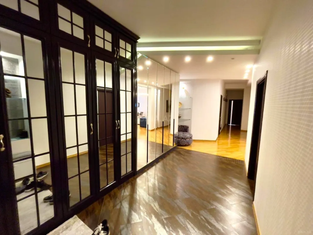 Satılır 4 otaqlı mənzil 225 m²