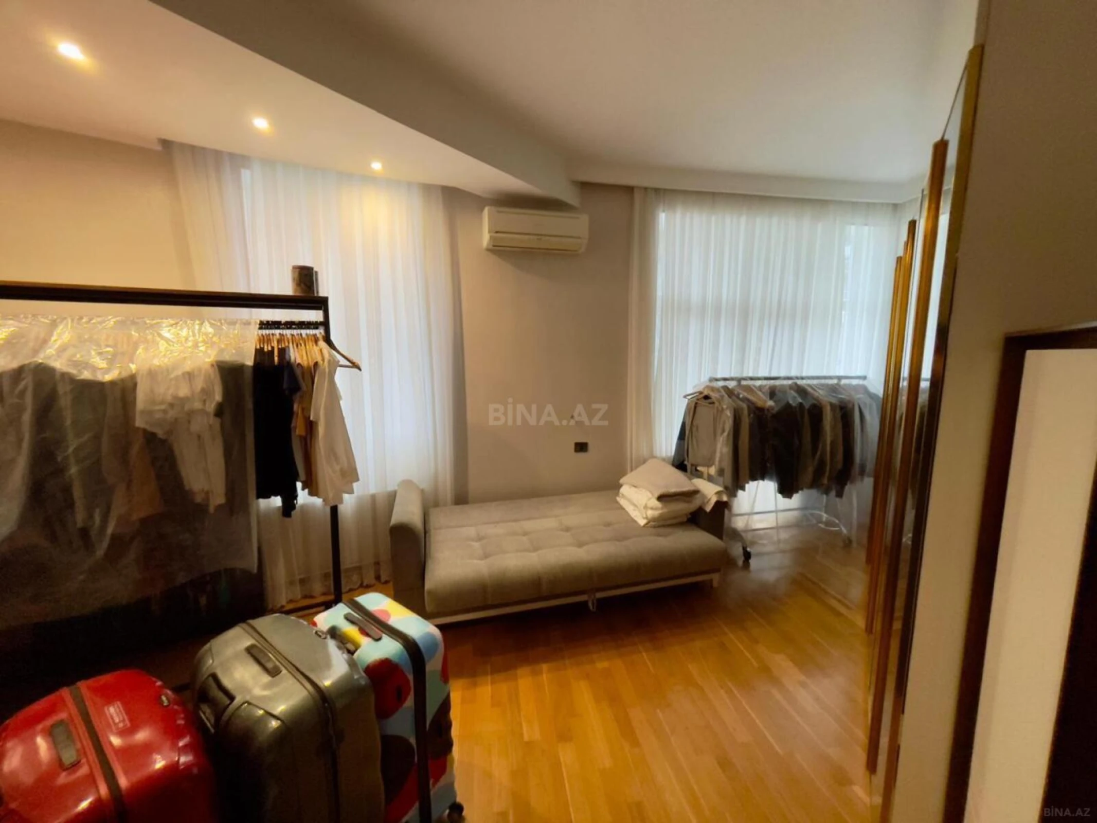 Satılır 4 otaqlı mənzil 225 m²