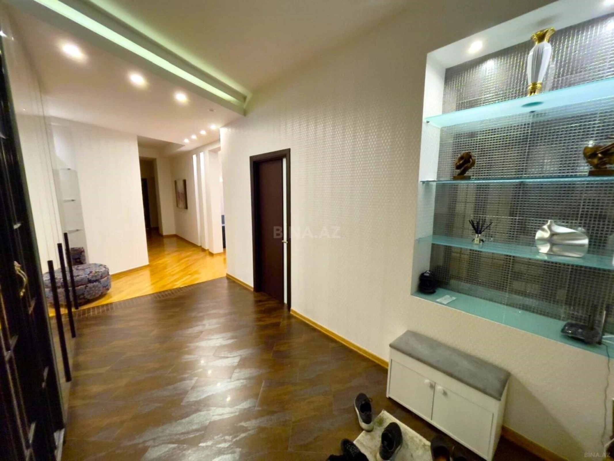 Satılır 4 otaqlı mənzil 225 m²