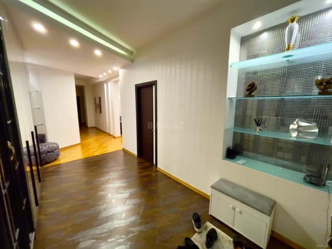Satılır 4 otaqlı mənzil 225 m²