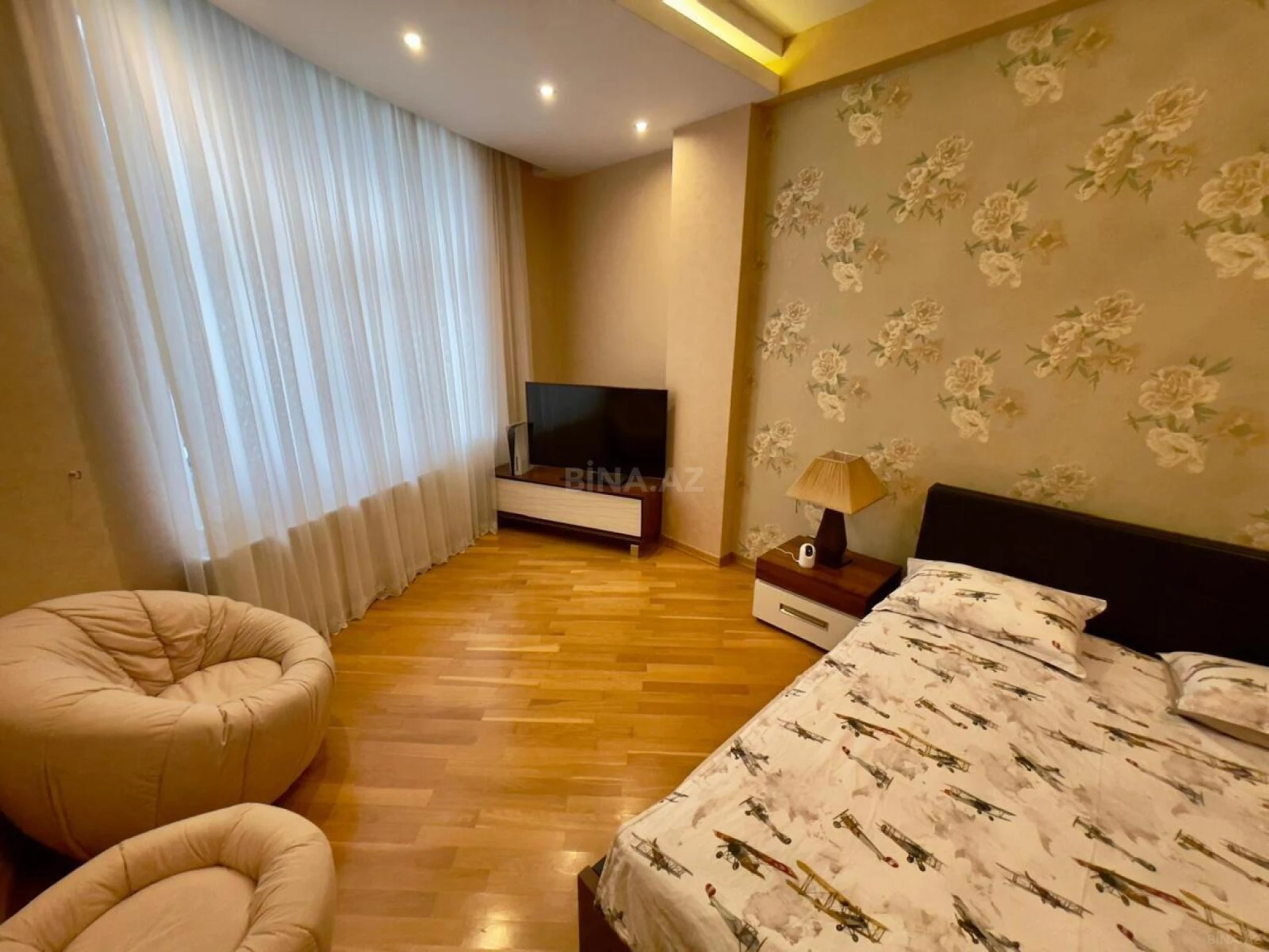 Satılır 4 otaqlı mənzil 225 m²