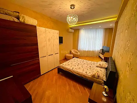 Satılır 4 otaqlı mənzil 225 m²
