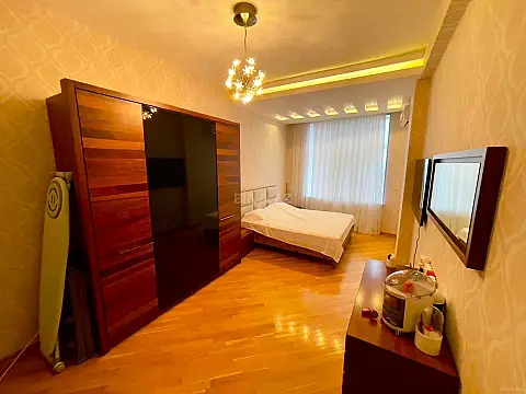 Satılır 4 otaqlı mənzil 225 m²