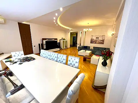 Satılır 4 otaqlı mənzil 225 m²