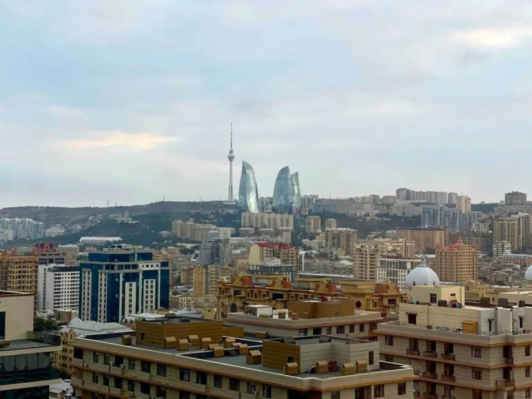 Satılır 4 otaqlı mənzil 225 m²