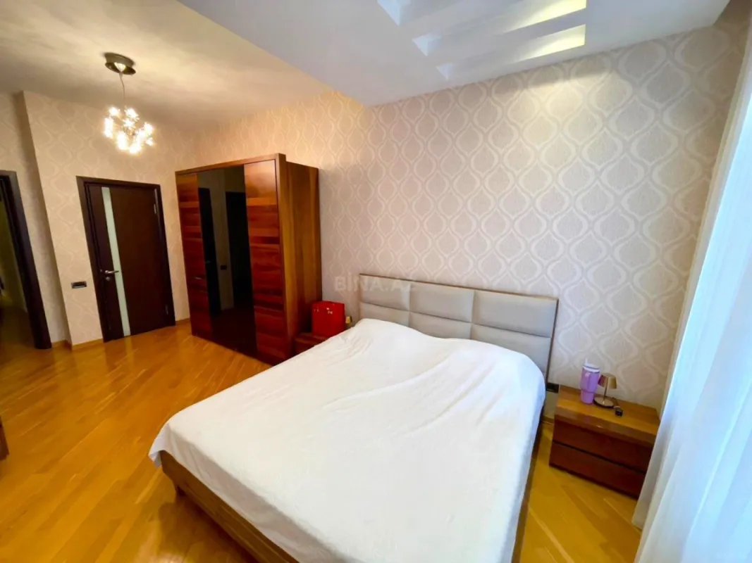 Satılır 4 otaqlı mənzil 225 m²