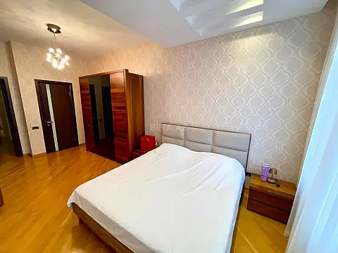 Satılır 4 otaqlı mənzil 225 m²