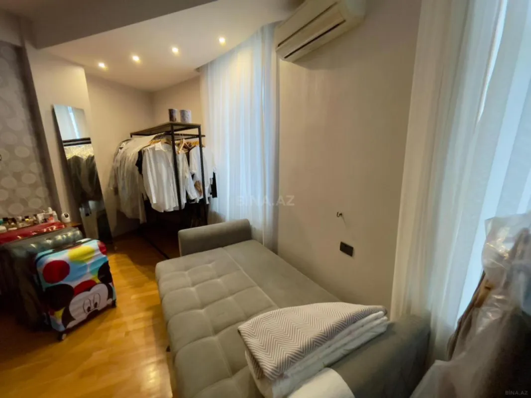 Satılır 4 otaqlı mənzil 225 m²