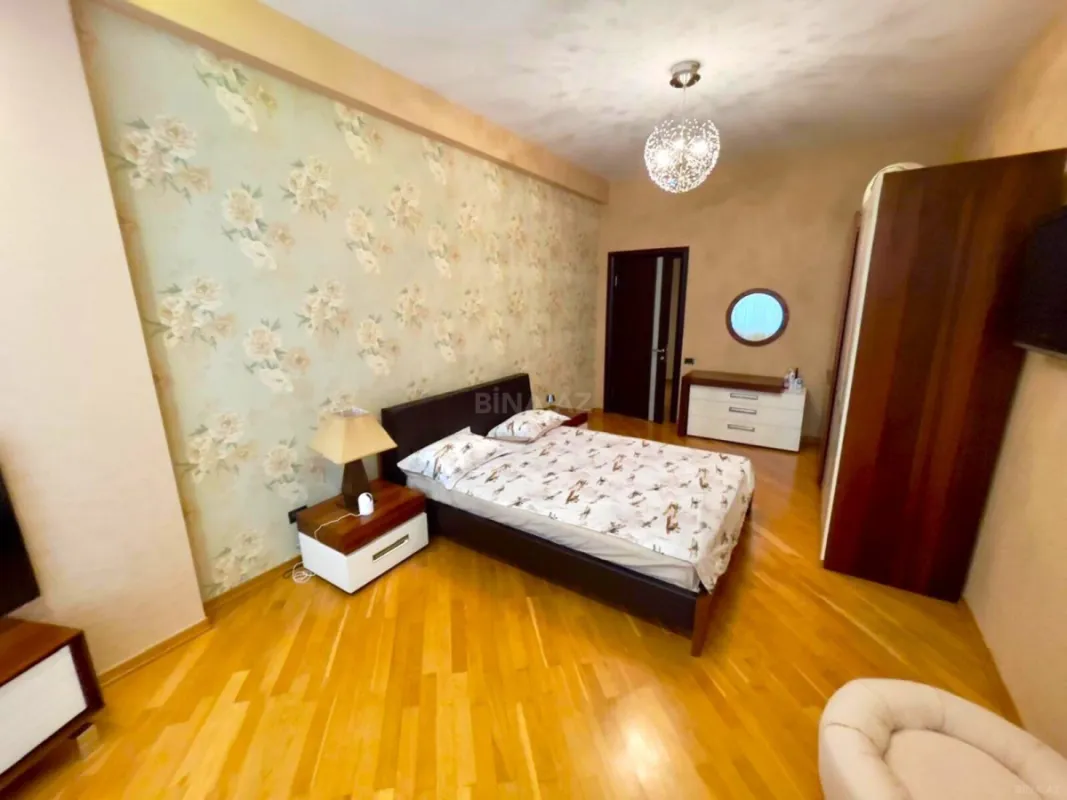 Satılır 4 otaqlı mənzil 225 m²