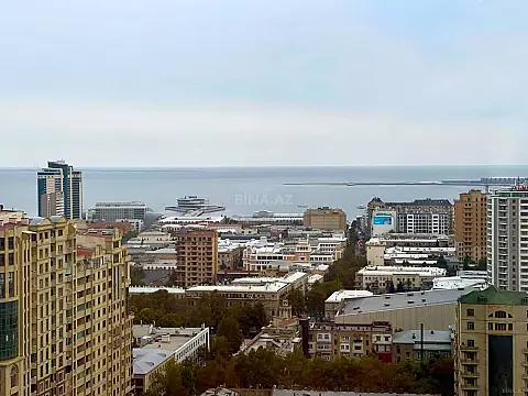 Satılır 4 otaqlı mənzil 225 m²