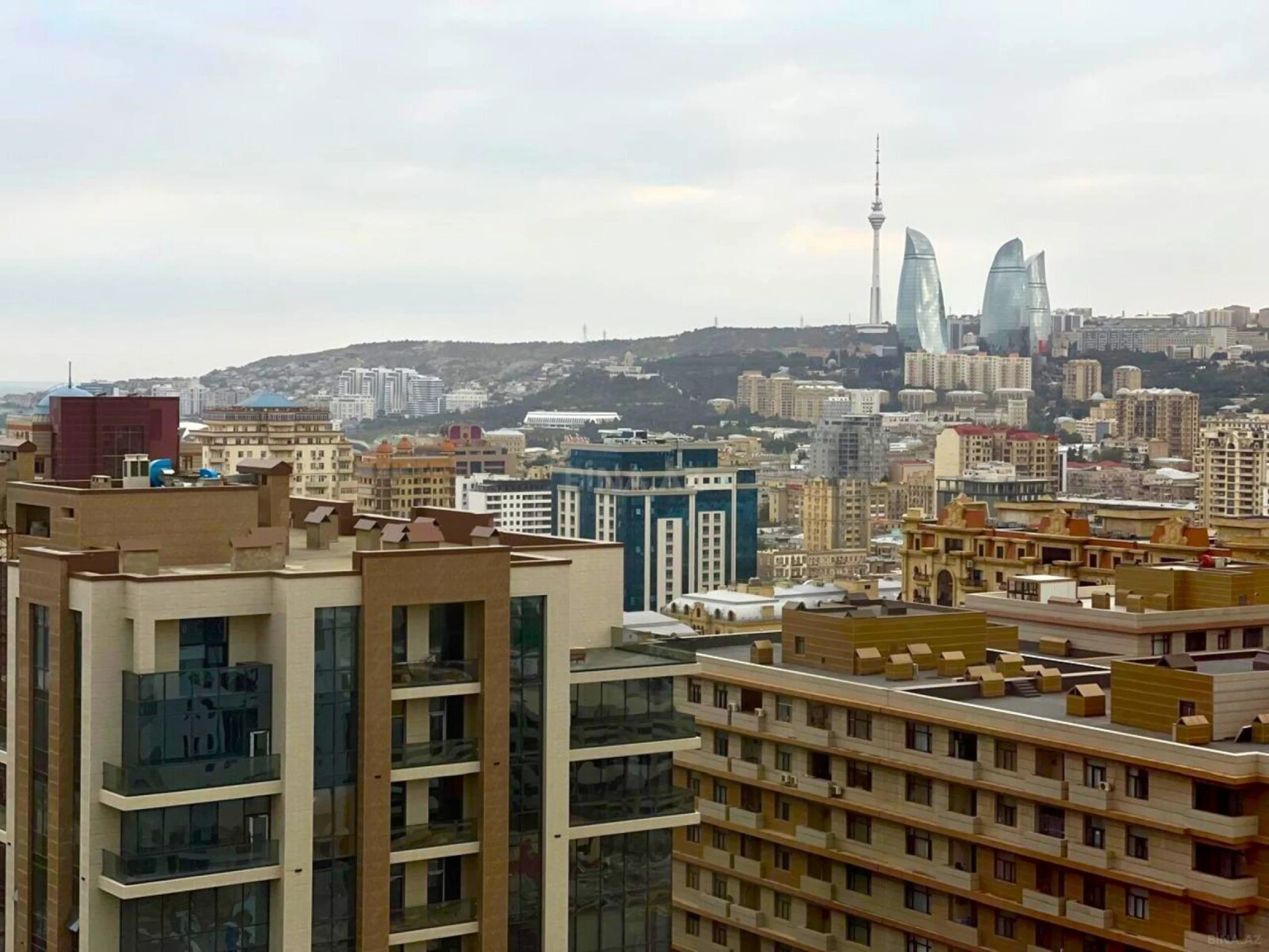 Satılır 4 otaqlı mənzil 225 m²