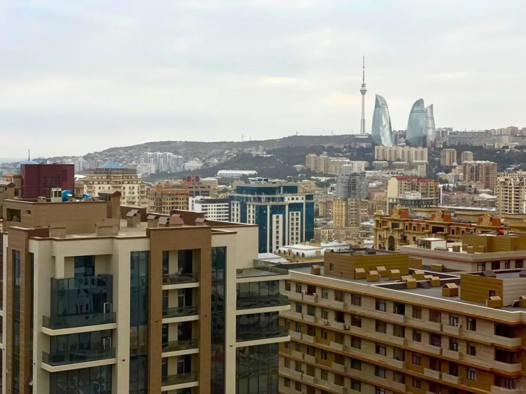 Satılır 4 otaqlı mənzil 225 m²