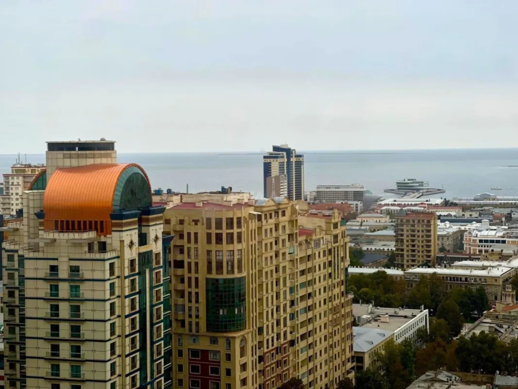 Satılır 4 otaqlı mənzil 225 m²