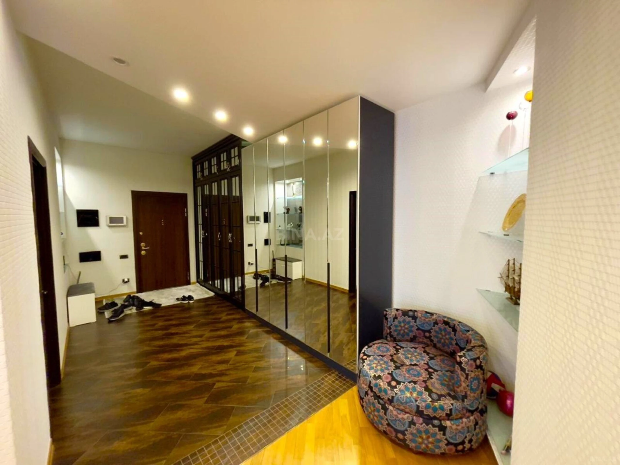 Satılır 4 otaqlı mənzil 225 m²