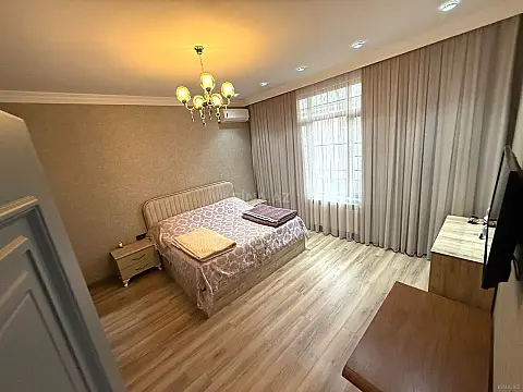Satılır 5 otaqlı həyət evi 360 m²