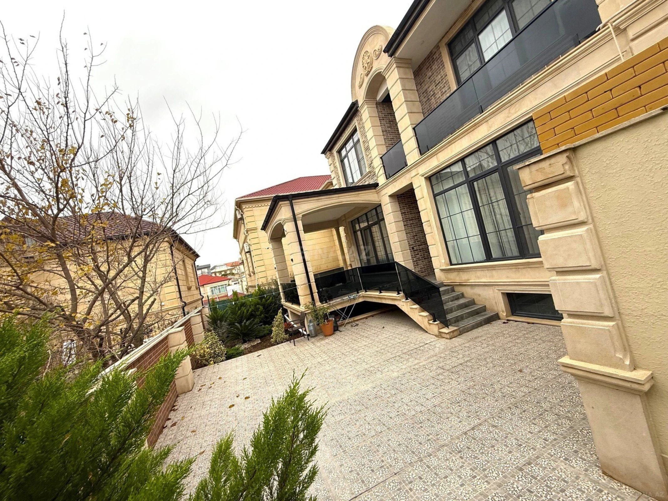 Satılır 5 otaqlı həyət evi 360 m²