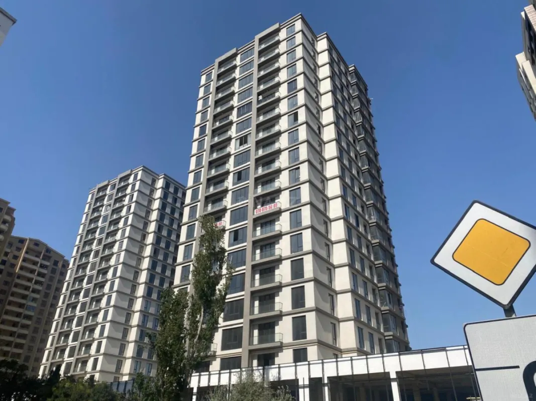 Satılır 3 otaqlı mənzil 133 m²