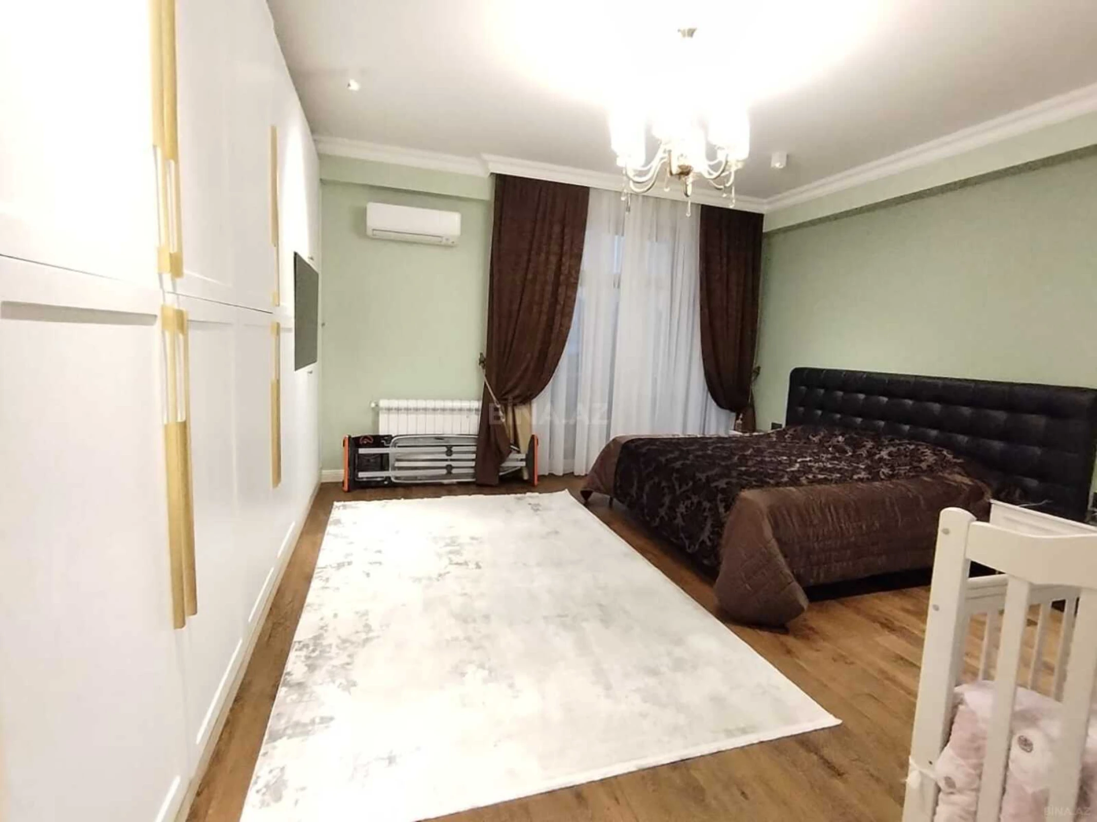 Satılır 4 otaqlı mənzil 156 m²