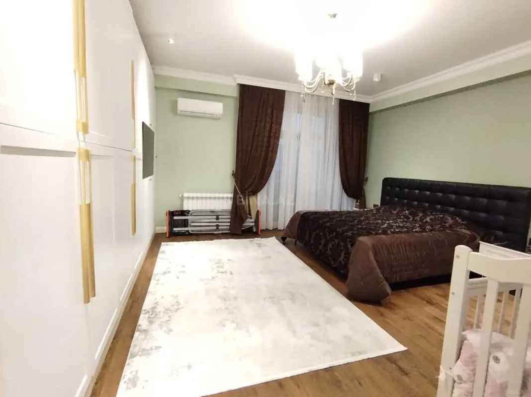 Satılır 4 otaqlı mənzil 156 m²