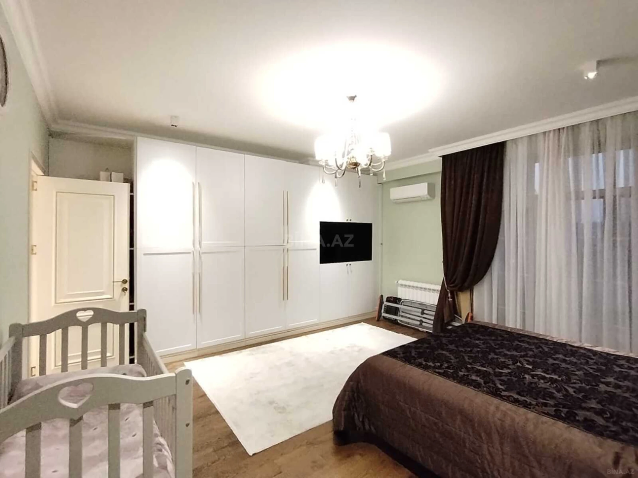 Satılır 4 otaqlı mənzil 156 m²