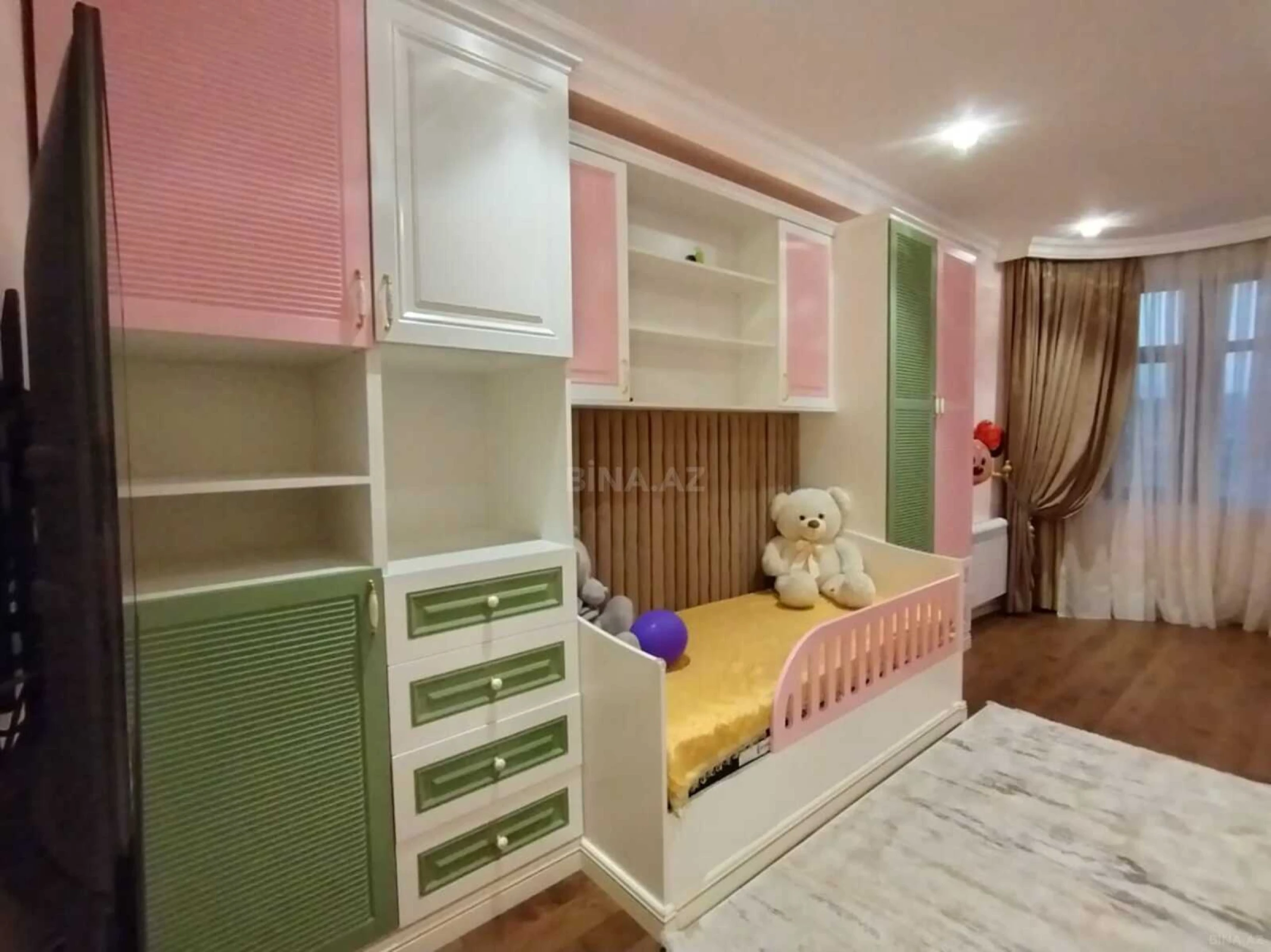 Satılır 4 otaqlı mənzil 156 m²