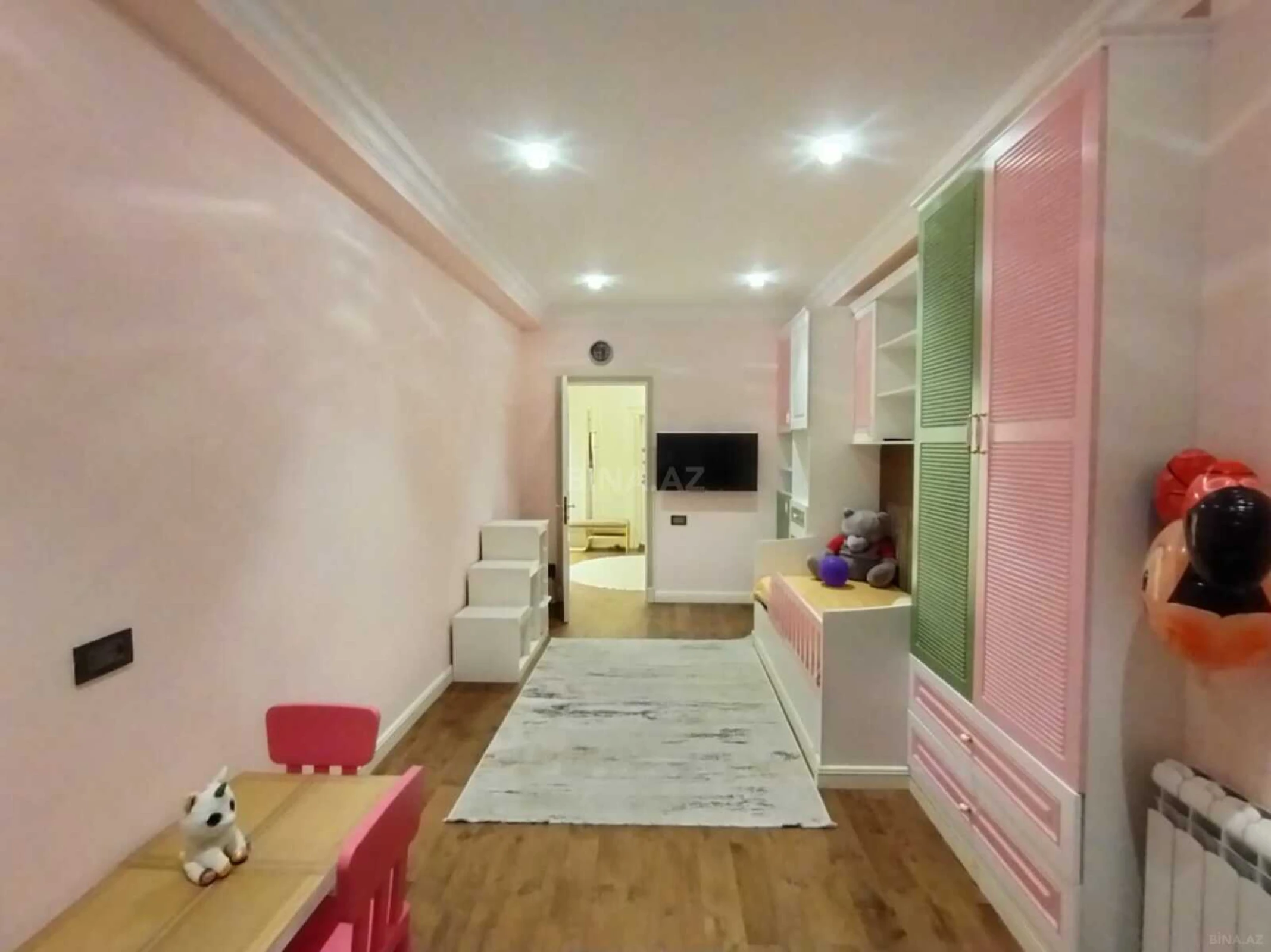 Satılır 4 otaqlı mənzil 156 m²