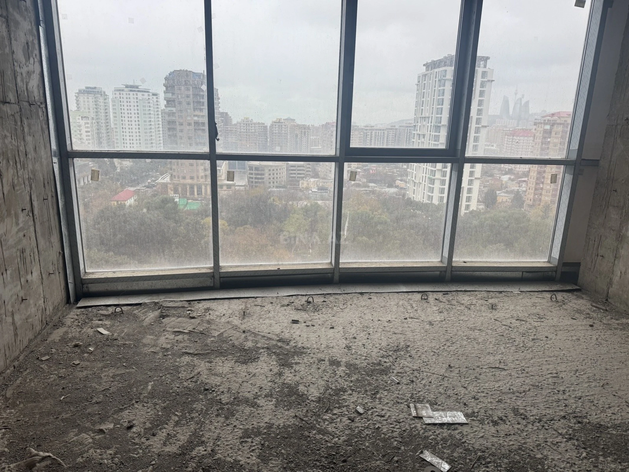 Satılır 5 otaqlı mənzil 280 m²
