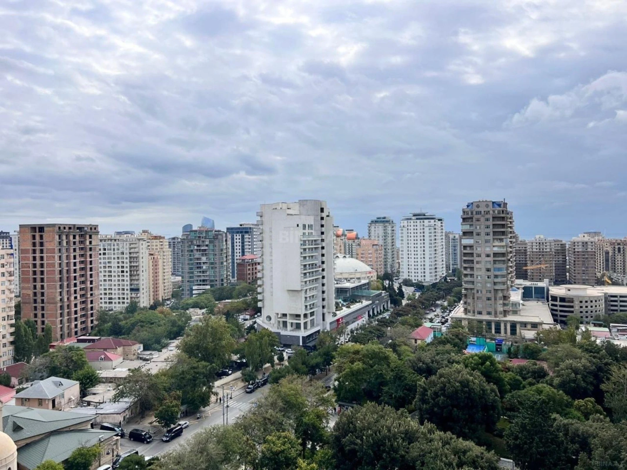 Satılır 5 otaqlı mənzil 280 m²