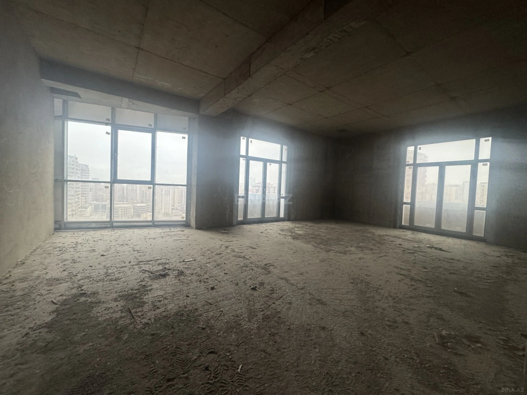 Satılır 5 otaqlı mənzil 280 m²