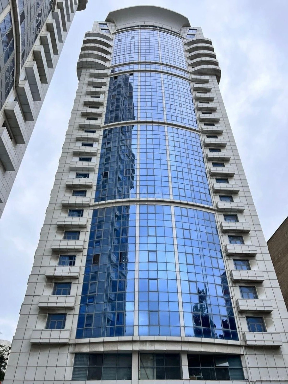 Satılır 5 otaqlı mənzil 280 m²