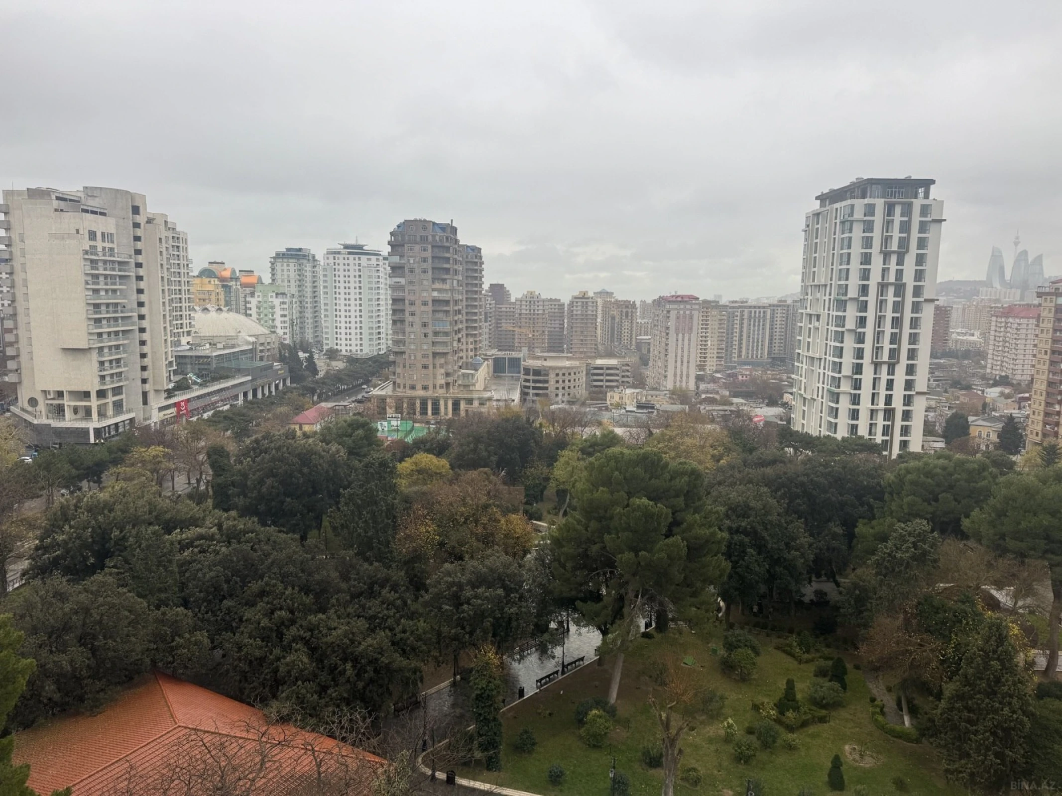 Satılır 5 otaqlı mənzil 280 m²