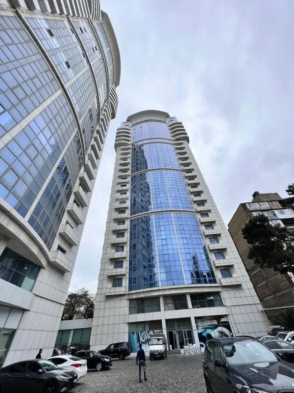 Satılır 5 otaqlı mənzil 280 m²