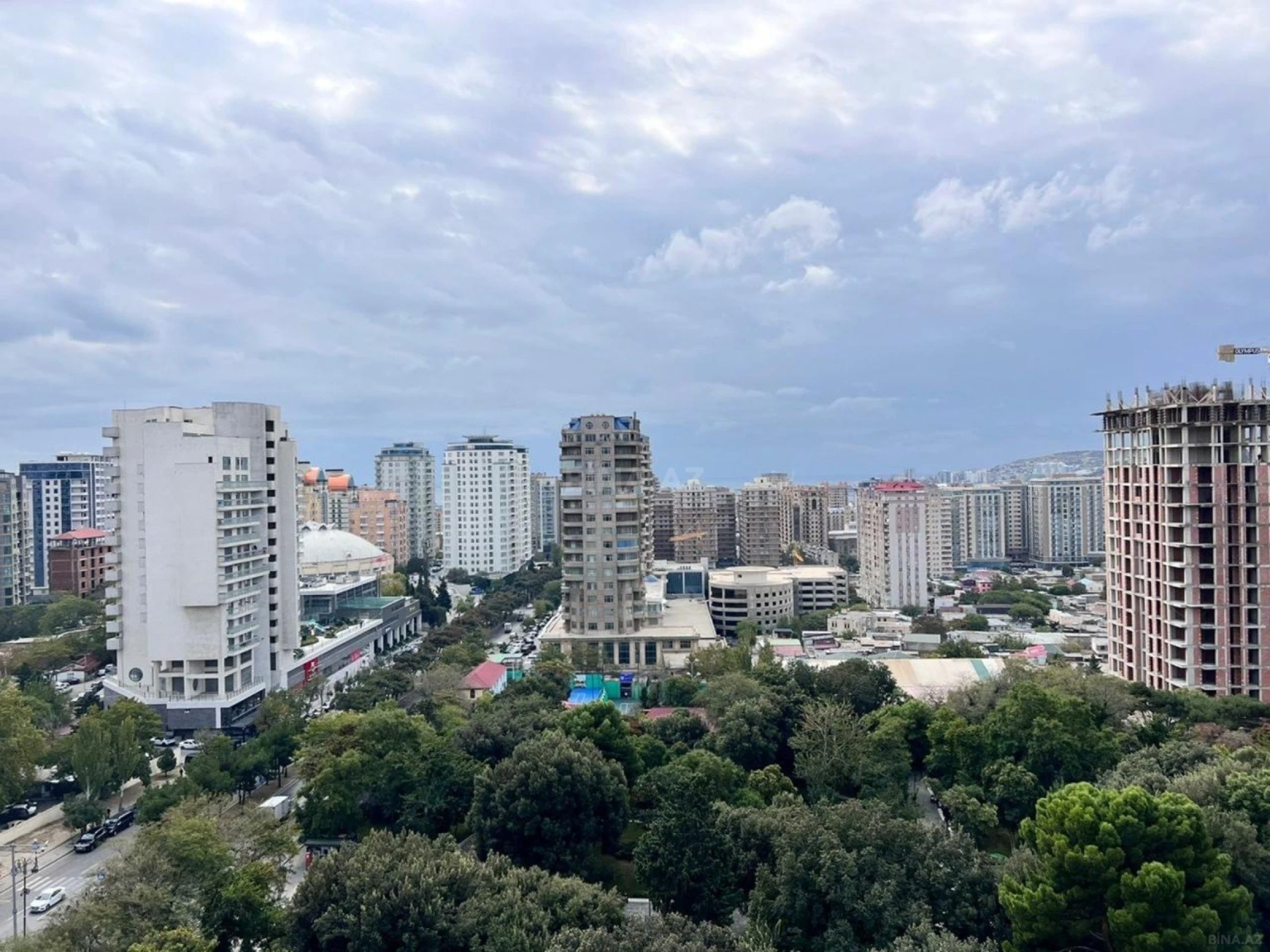 Satılır 5 otaqlı mənzil 280 m²