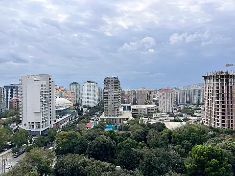 Satılır 5 otaqlı mənzil 280 m²