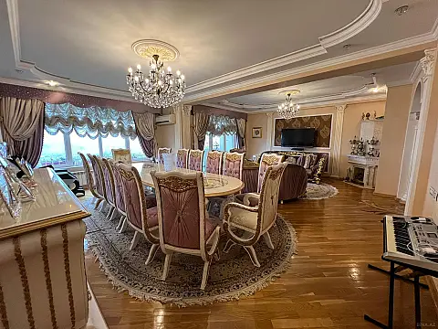 Satılır 4 otaqlı mənzil 216 m²