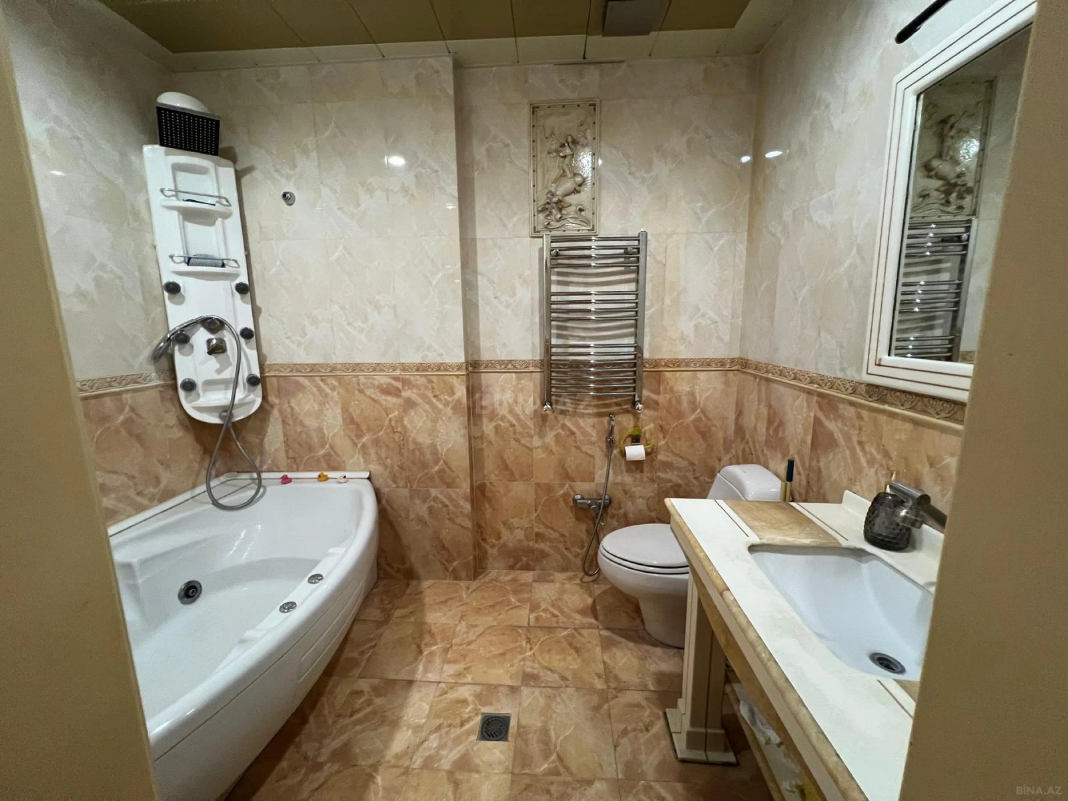 Satılır 4 otaqlı mənzil 216 m²