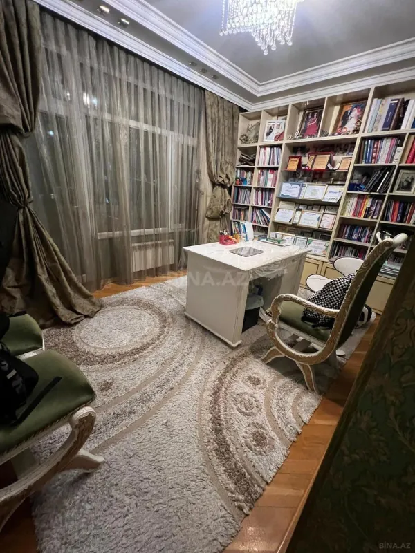 Satılır 4 otaqlı mənzil 216 m²