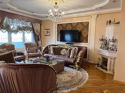 Satılır 4 otaqlı mənzil 216 m²
