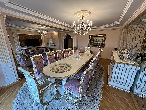 Satılır 4 otaqlı mənzil 216 m²