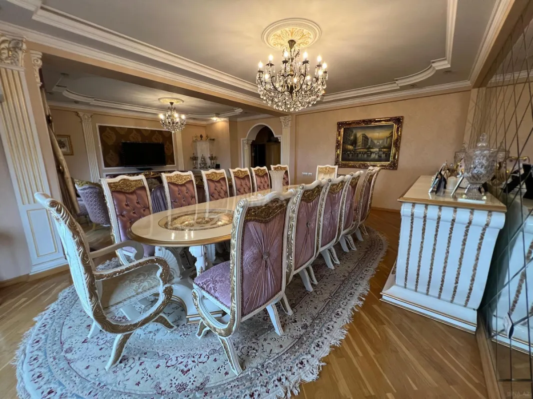 Satılır 4 otaqlı mənzil 216 m²