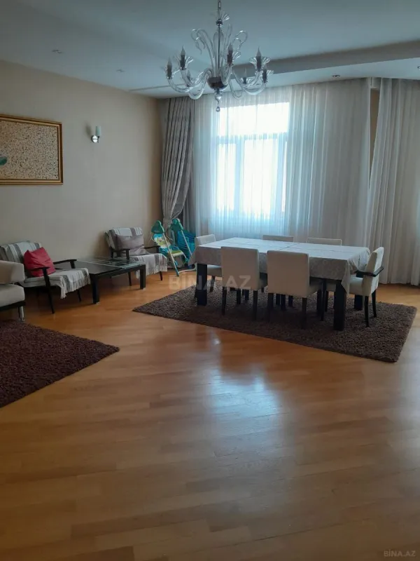 Satılır 3 otaqlı mənzil 175 m²