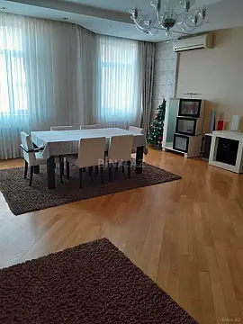 Satılır 3 otaqlı mənzil 175 m²