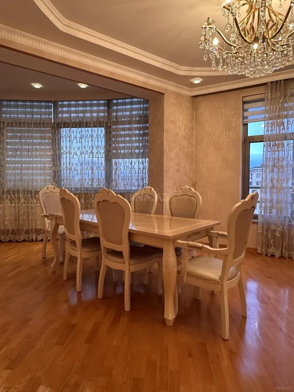 Kirayə verilir 4 otaqlı mənzil 170 m²