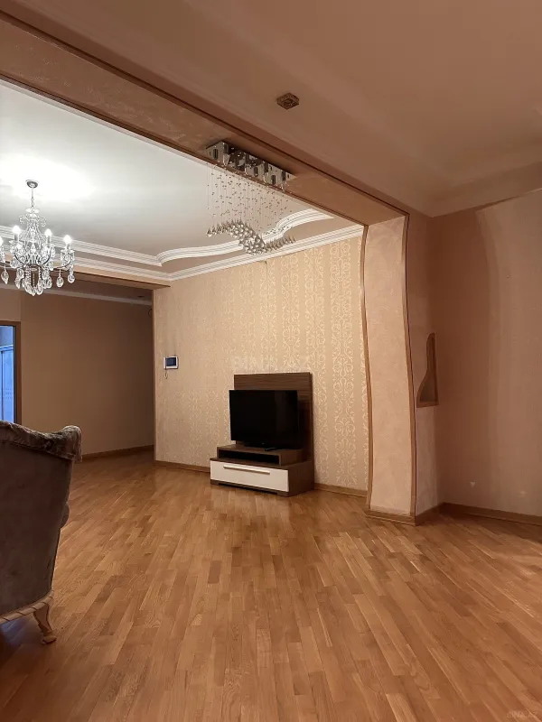 Kirayə verilir 4 otaqlı mənzil 170 m²