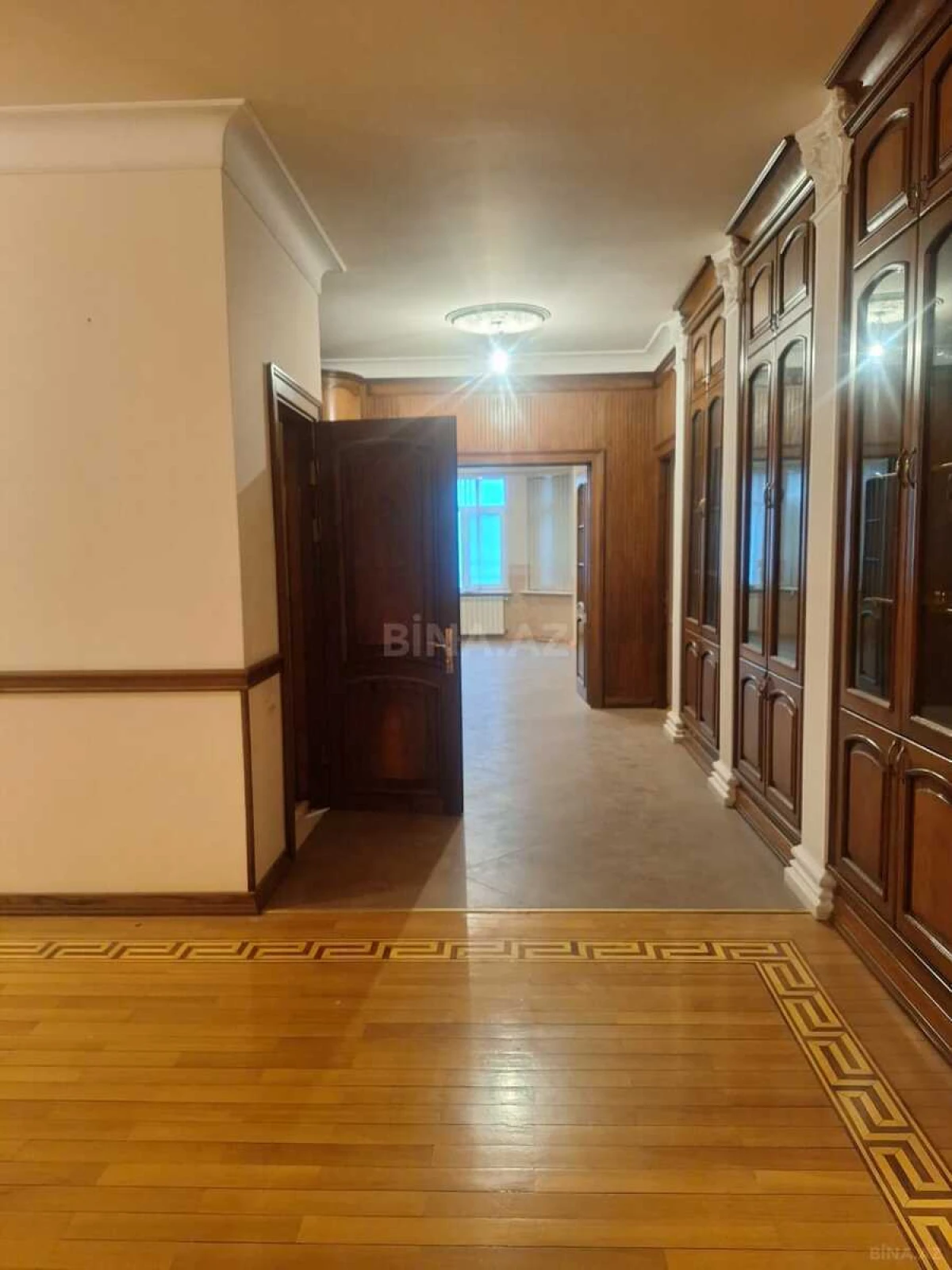 Satılır 5 otaqlı mənzil 275 m²